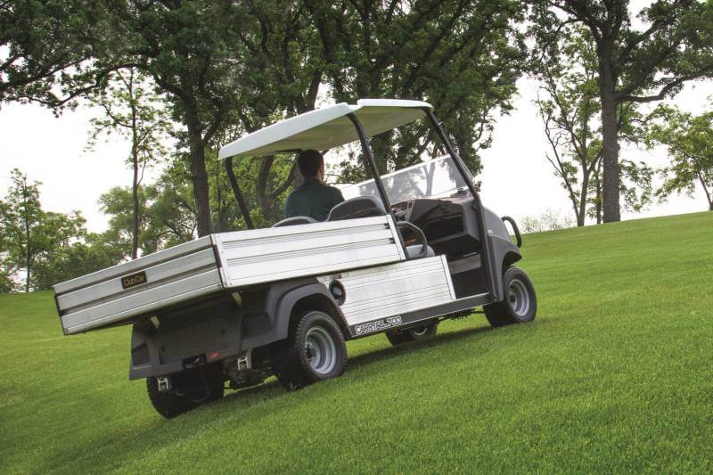 高尔夫球场的草坪车可以在球场的任何地方（包括果岭）提供室内支持。
