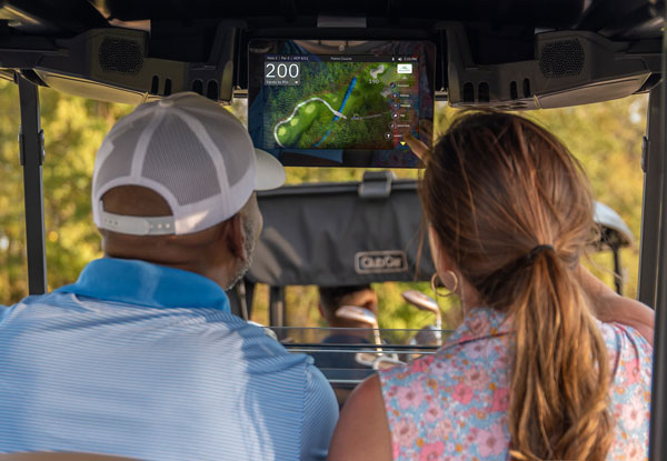 带有Visage高尔夫球的已连接汽车屏幕显示屏